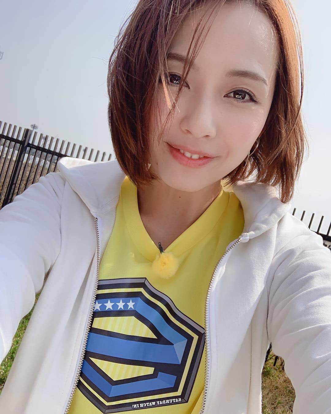 若林翔子のインスタグラム：「TBCサタデーウォッチンの「小島よしおのビバもん」！！ ある高校に潜入取材であります💪  風強いけど春の風で気持ちーーー🌸‼️ #東北放送 #TBC #サタデーウォッチン #小島よしお さん #よしおのビバもん #今日もテンションあげあげでいってきまっせー😍 #仙台 #sendai #タレント #モデル #MC #レポーター #若林翔子」