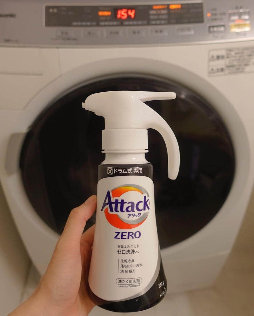 尾崎紗代子さんのインスタグラム写真 - (尾崎紗代子Instagram)「花王アタック様 @kao_attack_jp のモニターに参加させて頂き使用中のこの洗剤。 ワンハンドプッシュの新形状がカッコ良い。 我が家はドラム式なのでドラム式専用の物。 プッシュしてピピッと出せる計量方法だから 快適に量の調整できるのが嬉しいね！ . #アタックZERO #アタックゼロ #洗濯愛してる会 #ドラム式洗濯機 #ワンハンドプッシュ #PR」4月5日 13時53分 - osayo_osayo