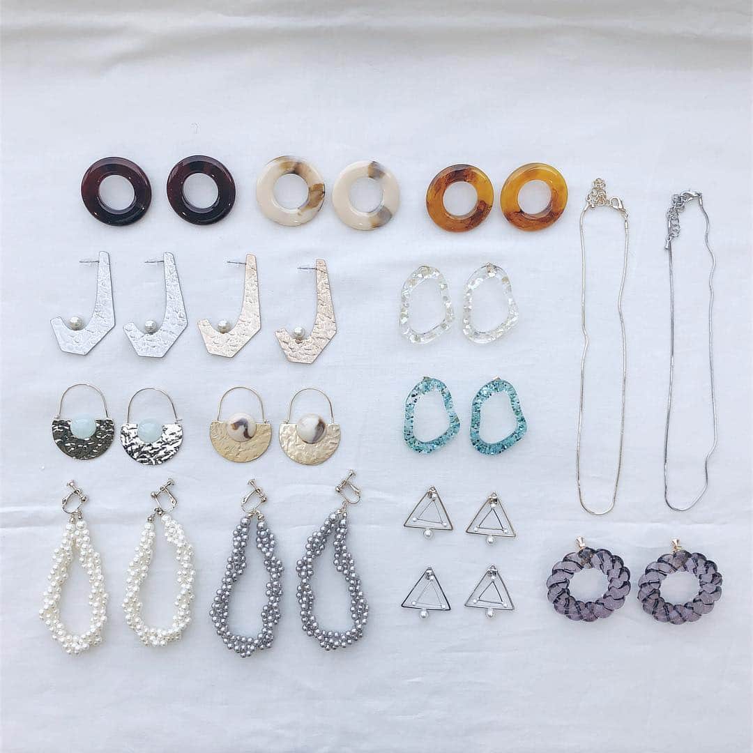 のインスタグラム：「⚪︎ 明日新作アクセサリーがまたまた入荷します❣️ ・ 今回もかわいいものだらけですので 週末ご来店お待ちしております！ ※店舗により入荷する商品が一部異なります。 ・ (フクオカ店は日曜日入荷予定。 運送状況により遅れが生じる可能性が ございますのでご了承くださいませ。) ・ ・ #カオリノモリ #kaorinomori #accessory #newin #spring #アクセサリー #ピアス #イヤリング #ネックレス #パールアクセ #アクリルアクセ」