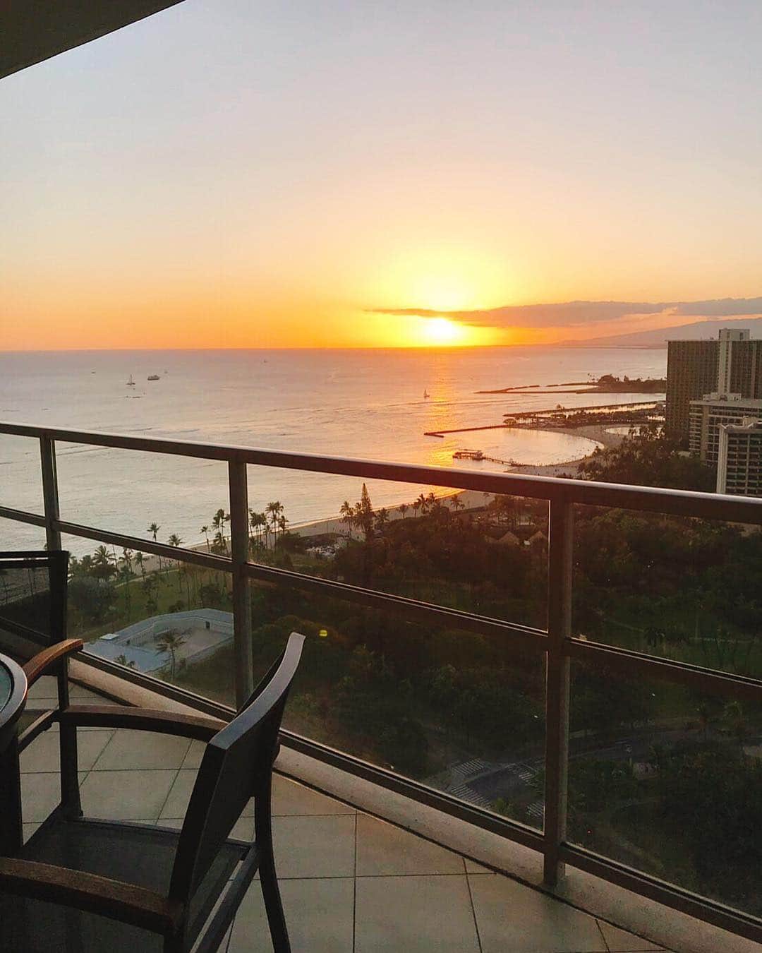 キャシー中島さんのインスタグラム写真 - (キャシー中島Instagram)「*﻿ 太陽が今、﻿ マカハの海に沈みました。﻿ ﻿ ﻿ 今日も元気に﻿ 楽しく過ごせたことを﻿ 感謝しました。﻿ ﻿ *﻿ #kathynakajima﻿ #kathymom﻿ #sunset#dusk﻿ #hawaii#beach#sunsetbeach」4月5日 14時07分 - official_kathynakajima