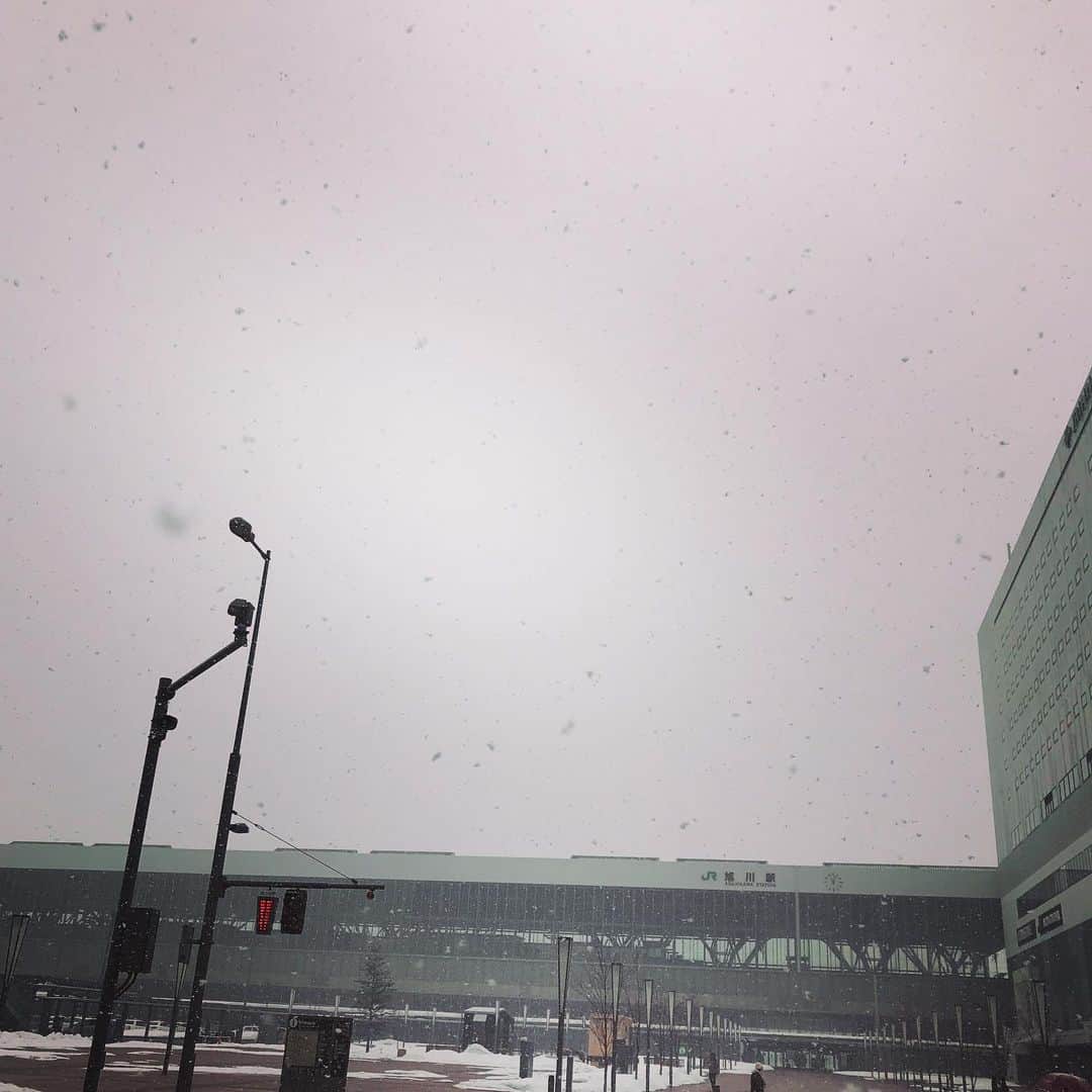 加藤千恵のインスタグラム：「雪ですね。駅近くの温度計、1℃の表示。4月……？」