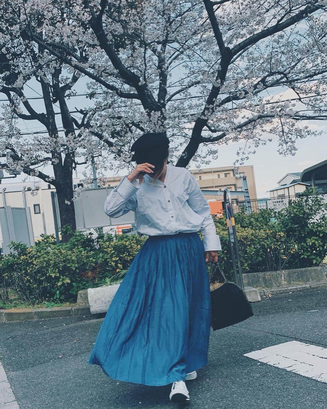 Erikaさんのインスタグラム写真 - (ErikaInstagram)「🌸✖️💙 . 大阪も桜が満開になって見頃に🍡 気候も気持ちよくて . shirt着れた꒡̈⃝ (inner見えてたけど‪😑w) . . このシャツ着回ししたくて、 実はロング丈のシャツ、 実用性良さそうで、袖のデザインもかわいくて、 お気に入り꒡̈⃝ . 合わせやすいスカートから、 シャツ着回しコーデスタート¨̮ . 上下 @oandi_official 🐰🐰🐰 . 子供にも親にも嬉しい季節꒡̈⃝ 冬眠から目覚めたように、外で遊ぶ 時間が多くなってきた⸌◦̈⃝⸍ . . . #桜#満開#見頃#お花見 #お花見コーデ#ママコーデ」4月5日 14時11分 - 911erika