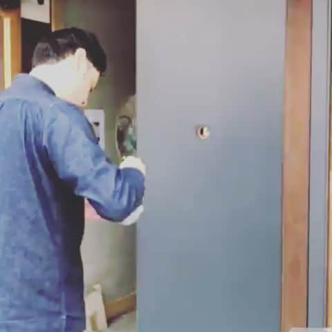 宮田麺児のインスタグラム：「4月10日にオープンする 蕎麦屋 甚九郎さんに 看板の下の文字の依頼が来ました。  商売が右肩上がりになるように 右肩上がりに書いて 口からお金や運が逃げないようしっかりしめて書きました。  よいお店になりますように。」