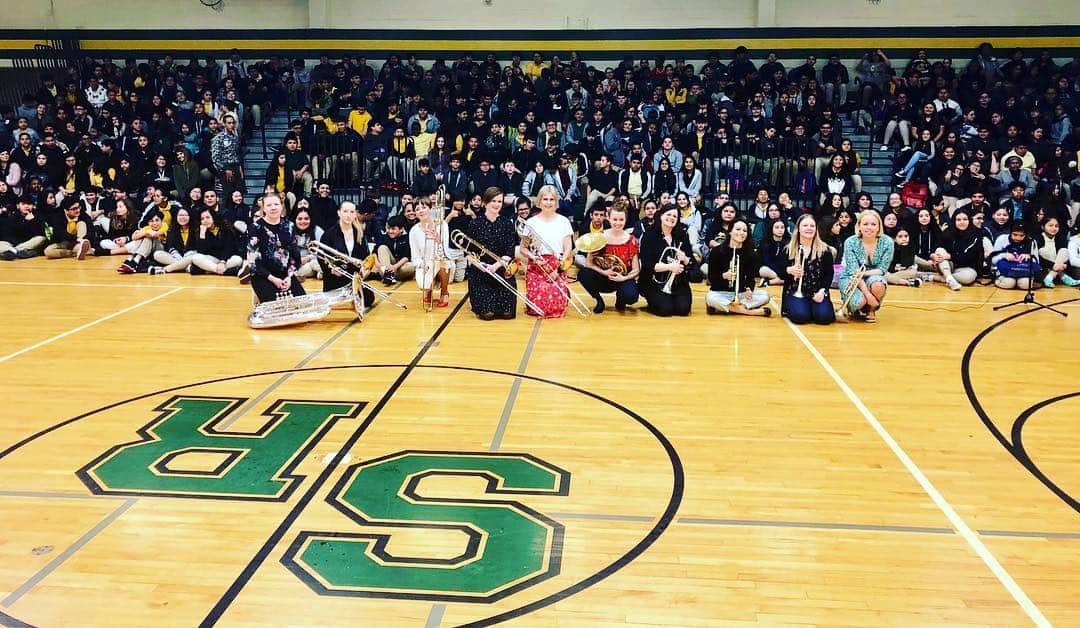 ティーネ・ティング・ヘルセットのインスタグラム：「Yesterday morning at #sulrossmiddleschool! Not every day we perform for 500 music program students aged 11-14 🎺🌟 Thanks for having us 😎」