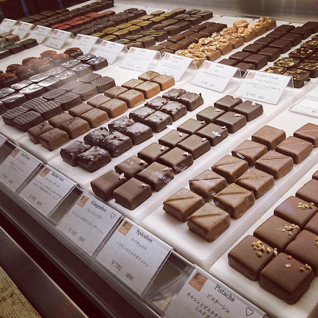 Decadence du Chocolatさんのインスタグラム写真 - (Decadence du ChocolatInstagram)「こんにちは☀️ 今日は#銀座本店 のご紹介です。 銀座本店は#中央区  #銀座一丁目 にあり、三角形の窓とモダンな外観が特徴です。  #ボンボン は一粒からお選びいただけます。 ご自身のセレクトで箱詰めもできますので、是非お気に入りを見つけてください😄  また、席は少ないのですがイートインスペースをご用意してます！ #ソフトクリーム やドリンクはこちらでどうぞ🍦 #銀座 へお越しの際は是非お越しください💕  #デカダンスドュショコラ  #decadenceduchocolat  #デカダンス  #チョコレート #チョコ #茗荷谷 #銀座 #京王百貨店新宿店  #京王のれん街」4月5日 14時27分 - decadence_du_chocolat