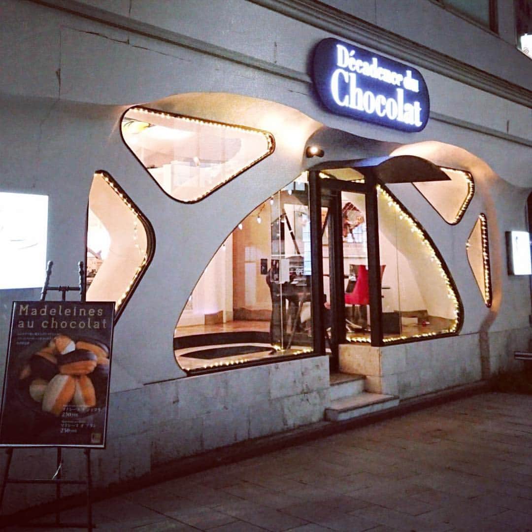 Decadence du Chocolatさんのインスタグラム写真 - (Decadence du ChocolatInstagram)「こんにちは☀️ 今日は#銀座本店 のご紹介です。 銀座本店は#中央区  #銀座一丁目 にあり、三角形の窓とモダンな外観が特徴です。  #ボンボン は一粒からお選びいただけます。 ご自身のセレクトで箱詰めもできますので、是非お気に入りを見つけてください😄  また、席は少ないのですがイートインスペースをご用意してます！ #ソフトクリーム やドリンクはこちらでどうぞ🍦 #銀座 へお越しの際は是非お越しください💕  #デカダンスドュショコラ  #decadenceduchocolat  #デカダンス  #チョコレート #チョコ #茗荷谷 #銀座 #京王百貨店新宿店  #京王のれん街」4月5日 14時27分 - decadence_du_chocolat