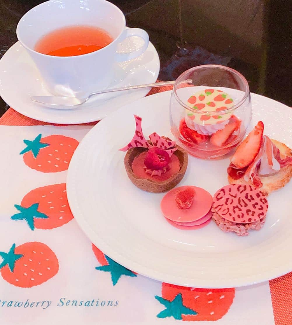 橘ゆりかさんのインスタグラム写真 - (橘ゆりかInstagram)「🍓🎀🍓🎀﻿ ﻿ ﻿ いちごはもちろんおいしいけど﻿ ピンク色のルビーチョコレートも﻿ かわいくてすごい美味しかったの💓﻿ 味はホワイトチョコレートぽいんだよ！﻿ ﻿ ﻿ 何十種類ものスイーツを楽しんだけど﻿ たぶん1番リピートしたのは、、、からあげ❗️﻿ ストロベリーフレーバーでちょっと甘しょっぱくてサックサクでハマってました笑﻿ ﻿ ストロベリービュッフェに行ったのは2月くらいのことなんだけど からあげのこと鮮明に覚えてる😋﻿ ﻿ 塩分の大切さを改めて感じた👏﻿ ﻿ ﻿ #ストロベリービュッフェ #anaインターコンチネンタルホテル東京 #スイーツ #ビュッフェ #いちごビュッフェ #いちごスイーツ #橘ゆりか #いちご #からあげ #ルビーチョコレート #ティータイム #strawberry #kawaii #instasweets #tokyo」4月5日 14時31分 - yuricalcal