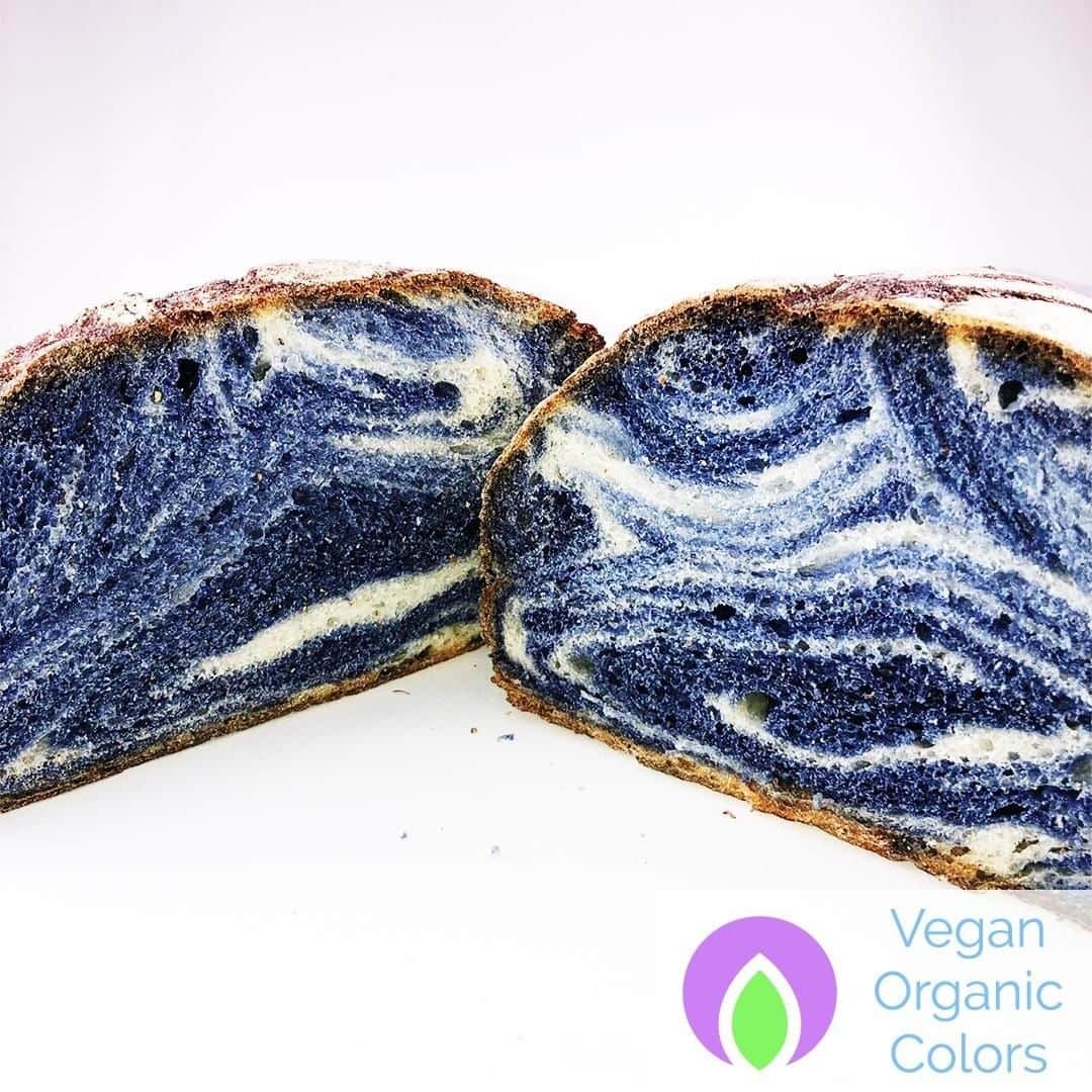 Vegan Organic Colorsのインスタグラム：「Have you seem Blue Bread🍞??? Natural Butterfly pea powder bread 😍💙💯👋 #Changeblue #Natural #Bread #confection #Butterflypea #bluebread」