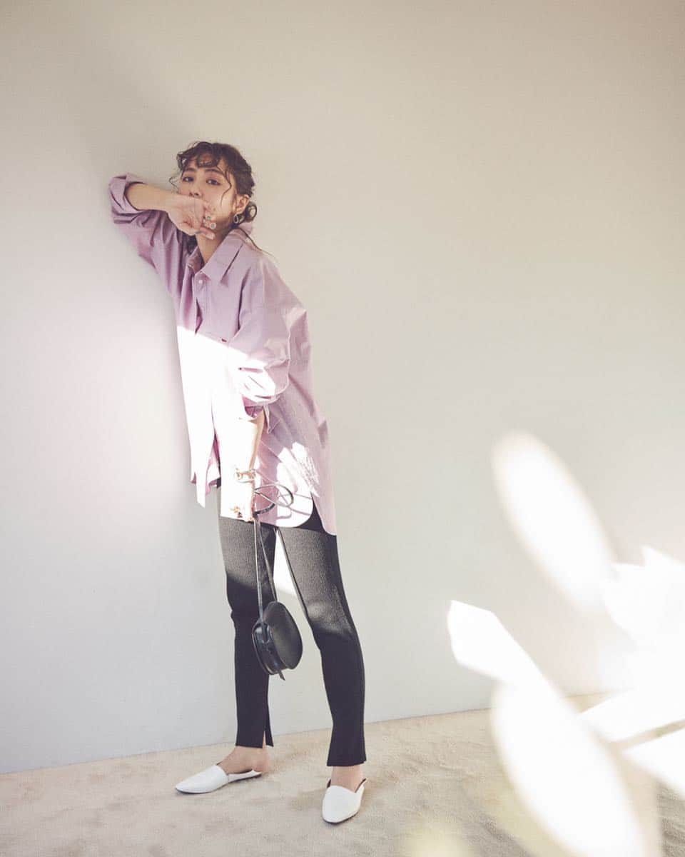 cancam_fashionのインスタグラム：「4月5日、今日の東京は晴れ時々曇り。最高気温21度、最低気温8度の予報です（気象庁調べ）。 20度以上のあたたかな気温に誘われて、BIGシャツとリブレギンスのトレンドコーデに挑戦！ 春色ラベンダーを主役に、こなれ感たっぷりの大人カジュアルを完成させて。 ・ コーデの詳細はプロフィールのURLからcheck✔️ . #cancam #cancamfashion #石川恋 #今日のコーデ  #ビッグシャツ #レギンス #ootd #ootdfashion」