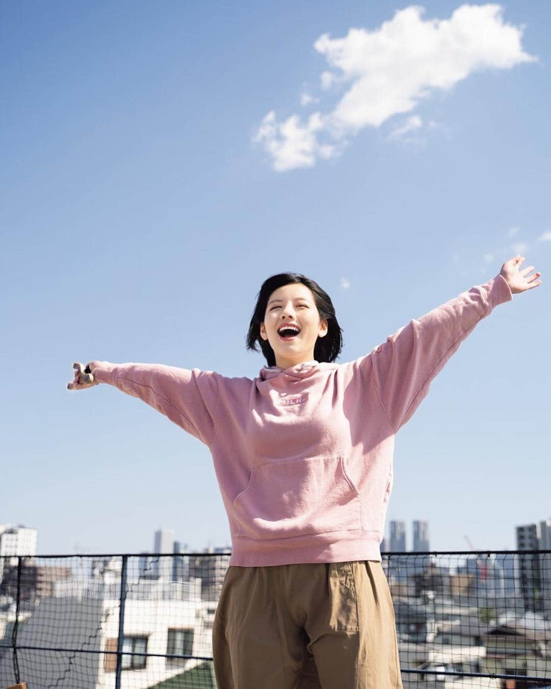 週刊少年マガジンのインスタグラム：「#けやき坂46 からグループ名を変更し、3月27日にデビューシングル『キュン』を発売した #日向坂46 から、明るさと天真爛漫さで人を魅了する “べみほ” こと #渡邉美穂 さんが登場!﻿ ﻿ ﻿ 撮影/ HIROKAZU﻿ スタイリング / 優哉﻿ ヘアメイク / スズキユウジ﻿ デザイン / 松本麻実(GROSVENOR design) コラージュ / wool, cube,wool!﻿」