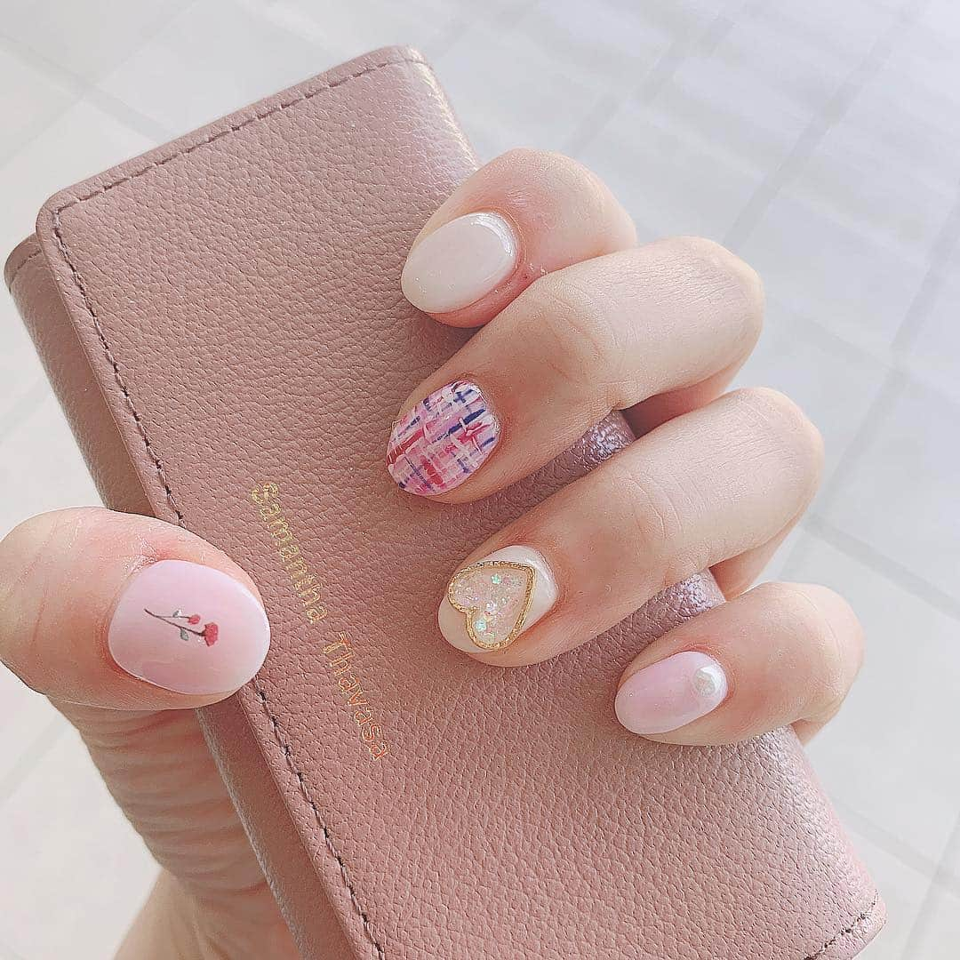 北村真姫さんのインスタグラム写真 - (北村真姫Instagram)「｢new nail💅🏼｣﻿ ﻿ ﻿ ﻿ #newnail💅🏼 だよ。﻿ 最近爪のケアもしてなくて﻿ サボり気味でした（笑）﻿ ﻿ 女性は全身こだわらないとね😊﻿ 常に綺麗でいること✨﻿ ﻿ 自分は可愛い😆って常に思って﻿ いつでも見られてるって﻿ 思わなきゃいけない。って﻿ 思ってるんだけど…﻿ なのに、ヘンテコな格好しちゃう時も（笑）﻿ ﻿ ネガティブに考えると﻿ 本当にその通りになっちゃうからね🥺﻿ ﻿ ポジティブに🥰🥰🥰﻿ ﻿ ﻿ ﻿ #new #nail #💅🏼 #ネイル #渋谷 #渋谷ネイル #駆け込み #前日予約 #こだわり #今回は #紫 #大人 #綺麗め #春 #春ネイル #女性 #美意識 #全身 #girl #爪 #まきてぃ #北村真姫 #キーケース #サマンサタバサ #samanthathavasa」4月5日 14時39分 - kitamura__maki