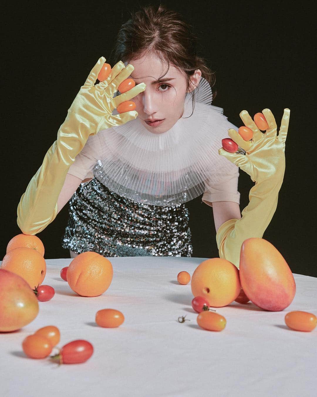 チャン・チュンニンのインスタグラム：「🍅🍊🥭 @mosdress 讓我有吃不完的水果 photographer @puzzleung  Make up @roycechou」