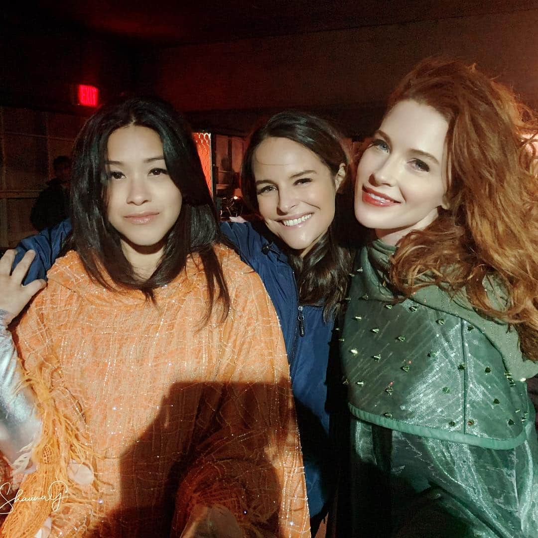 のインスタグラム：「Just straight up obsessed with these two @hereisgina @yaritafrita #janethevirgin pic by @cinefaces who else 🌹」