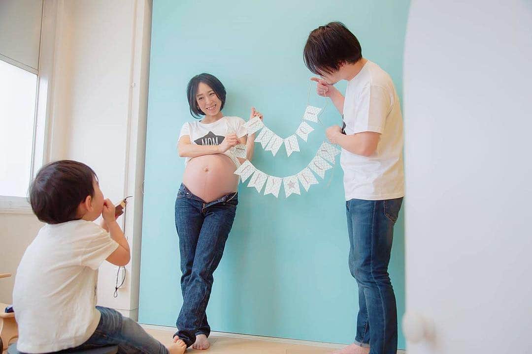 Miho Tanakaさんのインスタグラム写真 - (Miho TanakaInstagram)「妊娠38週に入ってから、﻿ 頭の中は「いつ産まれるか」でいっぱいです😂﻿ ﻿ 陣痛促進剤を極力使わずに、#自然な出産 をしたいので﻿ 予定日を超えずになんとか39週以内に産みたいところ。﻿ ﻿ ﻿ 今日の検診では、﻿ ・赤ちゃん推定体重 約3000g﻿ ・子宮口 約2cm開いてる﻿ でした。﻿ ﻿ ﻿ 私の脈がちょっと早いので動悸息切れがありますが、﻿ この時期は血液も増えてるし貧血になるので仕方ないかなというレベル。﻿ ﻿ 昨日の夜、なんだか変な寒気？悪寒？みたいなのと、﻿ ズーンとした腰の重さと💩げりぴー💩の時のようなおなかの感じがきたので「いよいよか？いよいよか？」となり、急いで陣痛カウントアプリ入れたけど全然等間隔では来ず。前駆陣痛だったみたい。﻿ ﻿ 引き続き、おなかの赤ちゃん👶の生まれたいスイッチが入るように陣痛が来るようなことは続けていくぞー。﻿ ﻿ ・ラベンダーの精油とオイルでマッサージ﻿ ・ラズベリーリーフティー﻿ ・歩く﻿ ・階段上り下り﻿ ・産道広げるストレッチ﻿ ・会陰マッサージ﻿ ・母乳マッサージ﻿ ﻿ _____________﻿ ﻿ #前駆陣痛﻿ #妊娠10ヶ月 ﻿#マタニティ#妊娠後期﻿﻿﻿﻿﻿ #2019年4月出産予定 #第三子 #男の子予定﻿﻿﻿﻿ #ソフロロジー #臨月 #38wのおなか  #38w #陣痛待ち #陣痛促進 #自然なお産 #臨月ママ #子宮口2センチ #天使ママ #天使ママの妊娠  #会陰マッサージ #母乳マッサージ  #陣痛まだ #最後の平成生まれ #平成男子 #lalaleaphoto」4月5日 14時48分 - mie__blogger