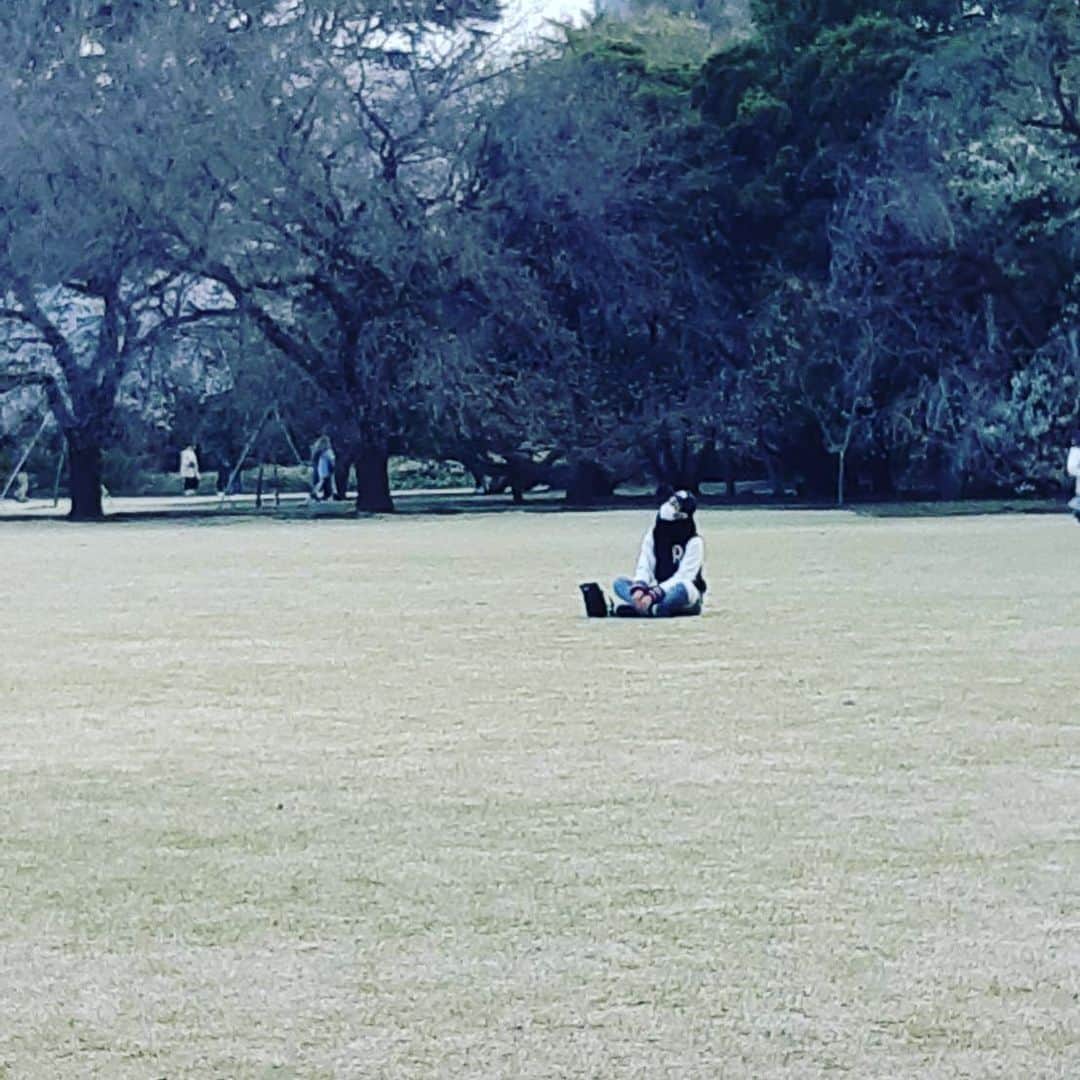 林伊織さんのインスタグラム写真 - (林伊織Instagram)「瞑想したら悟り開けそう。  #花と樹木 #自然の絨毯 #子供の頃の記憶」4月5日 14時48分 - iori_haya4