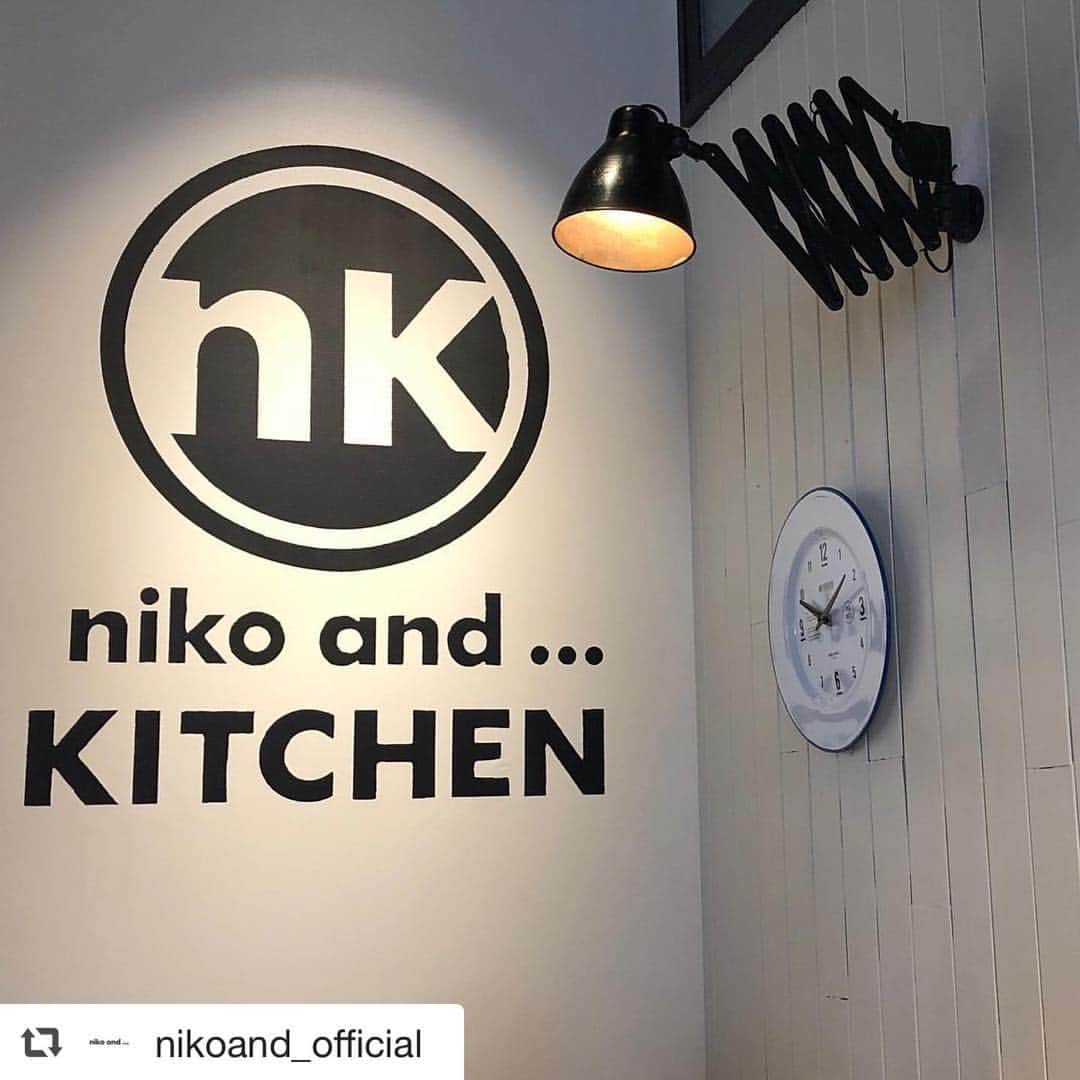 ニコアンドさんのインスタグラム写真 - (ニコアンドInstagram)「. 本日、横浜ベイクォーターに 「 niko and ... KITCHEN 」が オープン致しました！ お近くにお立ち寄りの際には、 是非ご利用下さい！ . . #repost @nikoand_official . ブランド初の洋食レストラン、 『niko and ... KITCHEN（ニコアンドキッチン）』が 4月5日（金）、横浜ベイクォーターにオープン！ . コンセプトは「OLD and NEW STYLE」。横浜に残る西欧の文化や、日本独自のアレンジで作りあげられた洋食の文化に、ファッションというエッセンスを加え、どこか懐かしくありながらも、新しいスタイルのレストランとなっています。 黄金比率のハンバーグやフォアグラをのせたオムライスなど、食欲をそそるメニューが豊富にラインアップ。また、『niko and ... COFFEE』でお馴染みの看板メニュー「ニコパン」も『niko and... KITCHEN』仕様になって登場します。 横浜にお越しの際はぜひお店に遊びにいらしてください。 . 住所／神奈川県横浜市神奈川区金港町 1-10横浜ベイクォーター 3F 営業時間／11:00～23:00 . #nikoand #ニコアンド #であうにあう #styleeditorialbrand #uni9uesenses #nikoandKITCHEN」4月5日 14時57分 - nikoandtokyo