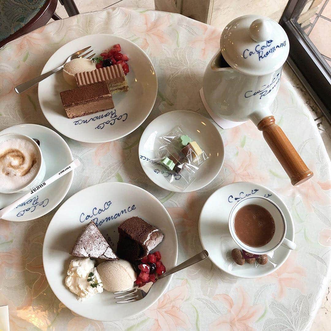 isutaさんのインスタグラム写真 - (isutaInstagram)「. 福岡にあるカフェ「カカオロマンス」は手作りチョコレートの専門店。 . 約50種類のチョコレートに約7種類のケーキが揃っているので、その中から自分好みのものを選ぶのはとってもワクワクしますよ♩ . ケーキプレートセットを頼むとバナナアイスを添えて提供してくれます！ . 10:00〜12:00までのモーニングなら、ワンコインで楽しめるんだそう❤︎ . 見ても食べても幸せ気分になれること間違いなしなので、ぜひ行ってみてくださいね！ _____ カカオロマンス Open：10:00～19:00 access：福岡市中央区浄水通5番12号 _____ photo by @mtomzk @___pom16 . #isuta #isutapic #isutacafe #イスタ #福岡カフェ #カカオロマンス」4月5日 14時59分 - isuta_jp