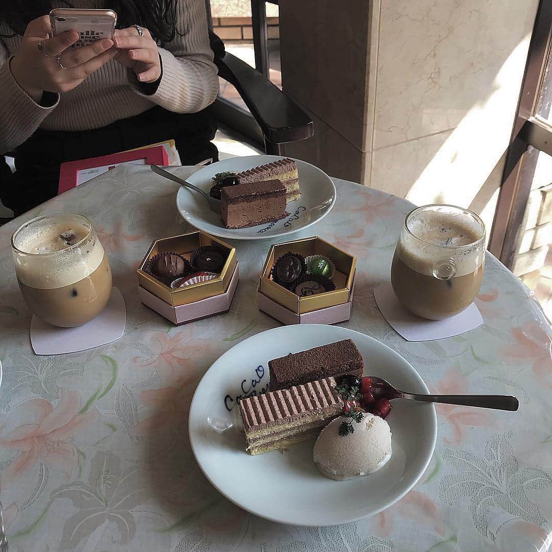 isutaさんのインスタグラム写真 - (isutaInstagram)「. 福岡にあるカフェ「カカオロマンス」は手作りチョコレートの専門店。 . 約50種類のチョコレートに約7種類のケーキが揃っているので、その中から自分好みのものを選ぶのはとってもワクワクしますよ♩ . ケーキプレートセットを頼むとバナナアイスを添えて提供してくれます！ . 10:00〜12:00までのモーニングなら、ワンコインで楽しめるんだそう❤︎ . 見ても食べても幸せ気分になれること間違いなしなので、ぜひ行ってみてくださいね！ _____ カカオロマンス Open：10:00～19:00 access：福岡市中央区浄水通5番12号 _____ photo by @mtomzk @___pom16 . #isuta #isutapic #isutacafe #イスタ #福岡カフェ #カカオロマンス」4月5日 14時59分 - isuta_jp