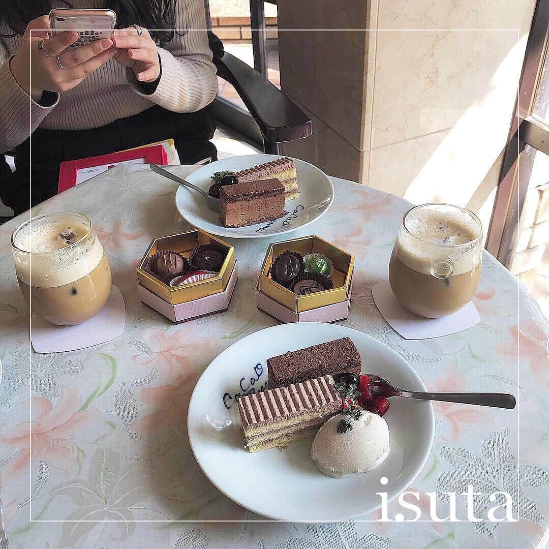 isutaさんのインスタグラム写真 - (isutaInstagram)「. 福岡にあるカフェ「カカオロマンス」は手作りチョコレートの専門店。 . 約50種類のチョコレートに約7種類のケーキが揃っているので、その中から自分好みのものを選ぶのはとってもワクワクしますよ♩ . ケーキプレートセットを頼むとバナナアイスを添えて提供してくれます！ . 10:00〜12:00までのモーニングなら、ワンコインで楽しめるんだそう❤︎ . 見ても食べても幸せ気分になれること間違いなしなので、ぜひ行ってみてくださいね！ _____ カカオロマンス Open：10:00～19:00 access：福岡市中央区浄水通5番12号 _____ photo by @mtomzk @___pom16 . #isuta #isutapic #isutacafe #イスタ #福岡カフェ #カカオロマンス」4月5日 14時59分 - isuta_jp