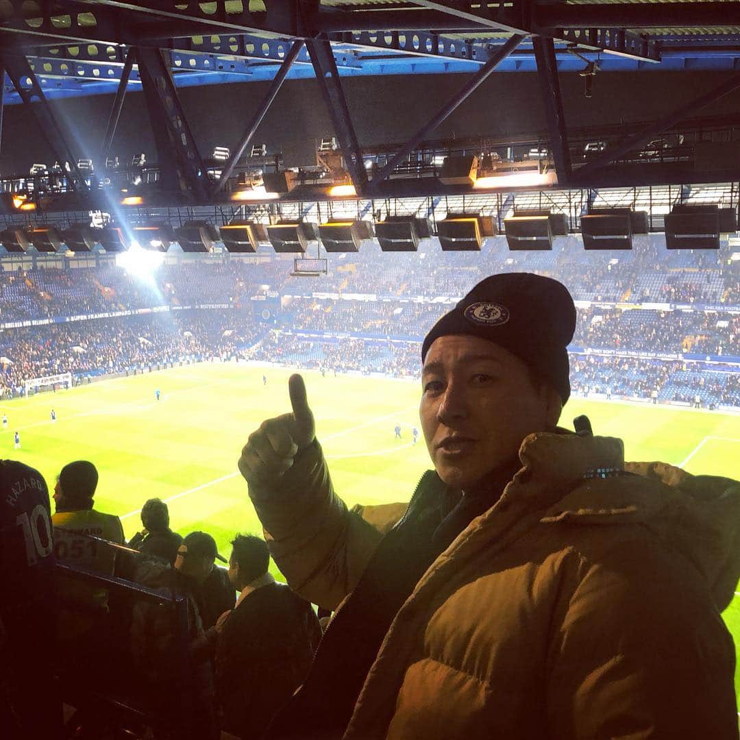 長田庄平のインスタグラム：「ヒルナンデスの世界一周旅行でチェルシーの試合見れましたー！ #チェルシー #トッテナム #TッTナム #サッカー #普段全然見ない #けどめっちゃ面白かった」