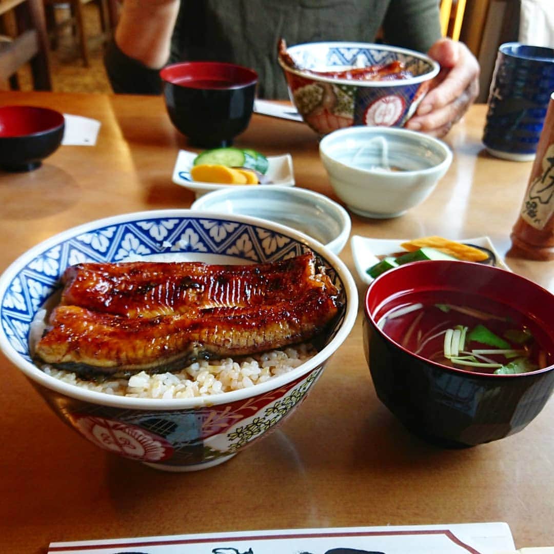おおぬまゆきさんのインスタグラム写真 - (おおぬまゆきInstagram)「. . 少し時間が空いたので、遅めのランチ。 母とうな丼。 . 今週お休みの母、娘がバタバタしてても、一日中話かけてくる。(笑) ん？みたいな話多いけど、ボケ防止に付き合います。 . . .」4月5日 15時05分 - yuki0207float