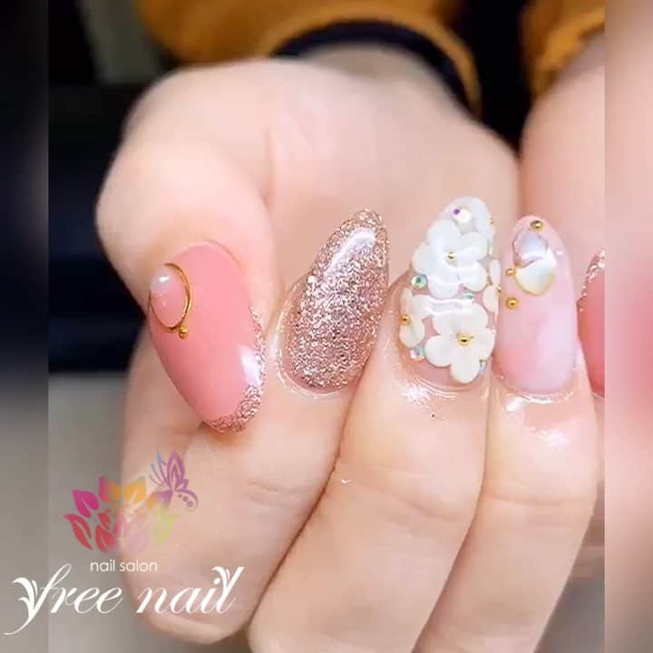 free nail フリーネイルのインスタグラム：「. お客様ネイル💅🏻🌸✨ . 春のフラワーネイル🌸✨ . ぷっくりフラワーとビジューフラワーを優しく包み込む春ピンク☺️🌸 . ⇨画像はスワイプして見てね☝🏻🌸 . ご来店ありがとうございました🙇🏻‍♀️🙇🏻‍♀️🙇🏻‍♀️💗 . #ネイル #フリーネイル #ネイルアート #ジェルネイル #ネイルサロン #大阪ネイルサロン #ネイルデザイン #ネイルチェンジ #フラワーネイル #大理石ネイル #グリッターネイル #シェルネイル #ビジューネイル #vカットストーン #ピンクネイル #デザインネイル #シンプルネイル #トレンドネイル #上品ネイル #春ネイル #スプリングネイル #美甲 #日式美甲 #springnails #nailsart #nailsalon #nailsdid #newnails #newnail #freenail」