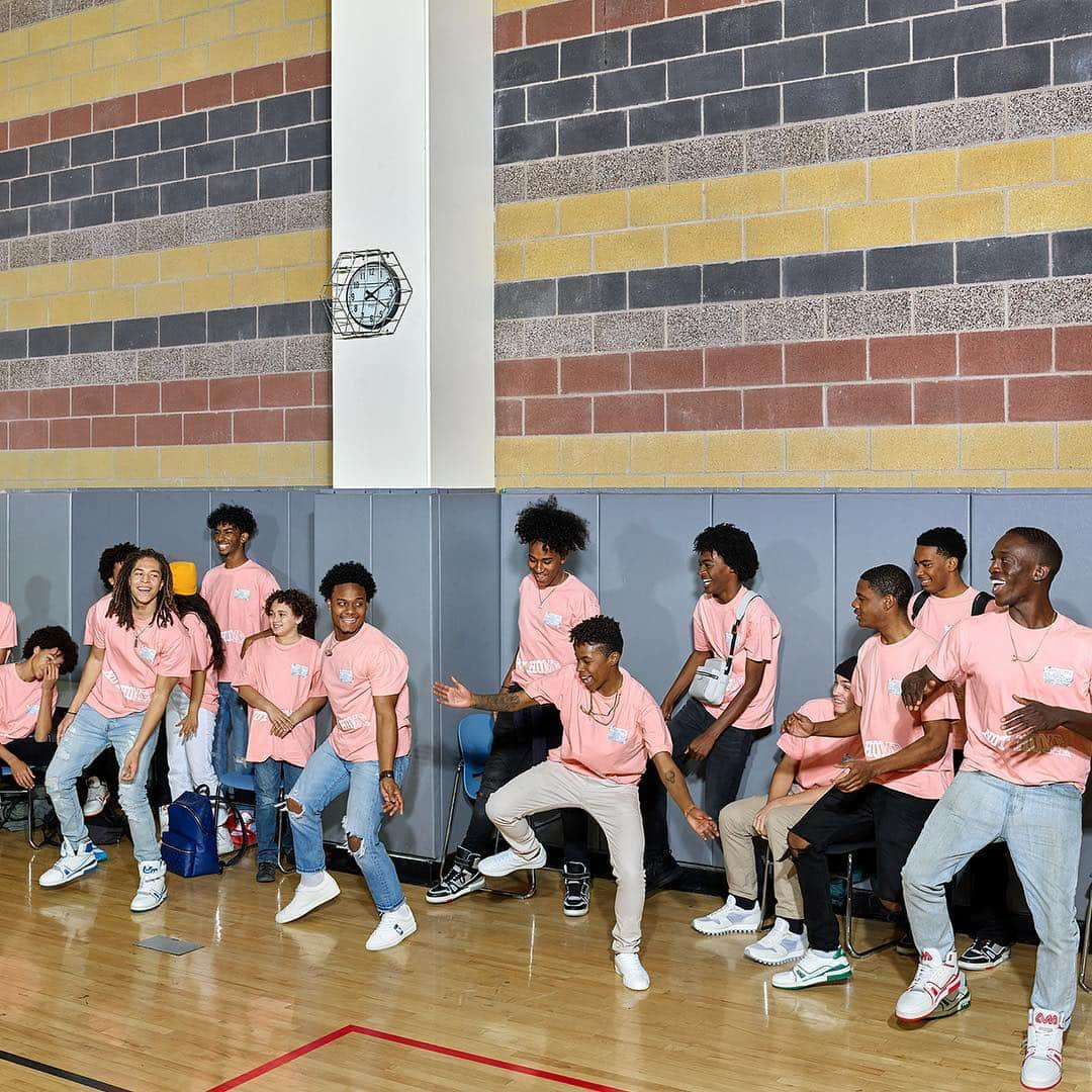 ルイ・ヴィトンさんのインスタグラム写真 - (ルイ・ヴィトンInstagram)「Group dynamic. For the final chapter of the #LouisVuitton #LVMenSS19 Campaign, @VirgilAbloh imagined a modern-day school portrait through the lens of Raimond Wouda, in a play on the traditional Dutch Baroque “schuttersstuk”. See the campaign and the Taïgarama capsule via link in bio.」4月5日 15時09分 - louisvuitton