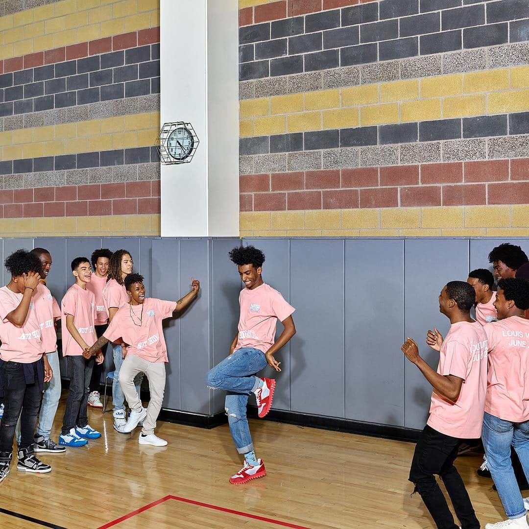 ルイ・ヴィトンさんのインスタグラム写真 - (ルイ・ヴィトンInstagram)「Group dynamic. For the final chapter of the #LouisVuitton #LVMenSS19 Campaign, @VirgilAbloh imagined a modern-day school portrait through the lens of Raimond Wouda, in a play on the traditional Dutch Baroque “schuttersstuk”. See the campaign and the Taïgarama capsule via link in bio.」4月5日 15時09分 - louisvuitton