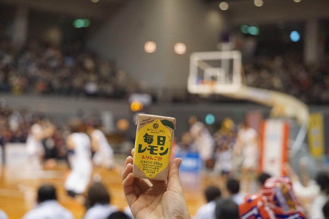 瀬戸内レモン農園さんのインスタグラム写真 - (瀬戸内レモン農園Instagram)「.﻿﻿﻿ 2019.4.5② #毎日レモンチャレンジ﻿ 🍋﻿﻿ ﻿﻿﻿ #広島ドラゴンフライズ﻿ スポンサーをさせていただいている広島ドラゴンフライズ😆﻿ いつも迫力のある試合なので、ぜひ生で観戦していただきたいo(^o^)o﻿ 毎日レモン＆りんご酢を飲んで広島ドラゴンフライズを応援しましょう🏀﻿ ﻿﻿ ﻿﻿ 皆様も #毎日レモンチャレンジ とつけて﻿﻿﻿ 投稿してみてください😆﻿﻿﻿ ﻿﻿﻿ ﻿﻿﻿ 毎日レモン＆りんご酢﻿﻿﻿﻿ ¥120（税抜）﻿﻿﻿﻿ ﻿﻿﻿﻿ ﻿﻿﻿﻿﻿ ☆★☆新発売キャンペーン☆★☆﻿﻿ 5点購入毎に1点プレゼント中﻿﻿ ＼＼5月6日までの期間限定／／﻿﻿ ﻿ ーーーーーーーーーーーーーーー﻿﻿﻿﻿ ＊１日分以上のビタミンＣ配合﻿﻿﻿﻿ ＊カルシウム配合﻿﻿﻿﻿ ＊クエン酸1300mg配合﻿﻿﻿﻿ ーーーーーーーーーーーーーーー﻿﻿﻿﻿ ﻿﻿﻿﻿ まろやかなすっきりした甘さはお子様にもおすすめ✨﻿﻿﻿﻿ 瀬戸内レモンピールエキスを使用することにより﻿﻿﻿﻿ レモンの風味をしっかり感じることができます🍋﻿﻿﻿﻿ ﻿﻿﻿﻿ 毎日手軽にビタミンＣを摂取できる﻿﻿﻿﻿ 飲みきりサイズの紙パック飲料です﻿(^^)﻿﻿﻿ ﻿﻿﻿﻿ ﻿﻿﻿﻿ ﻿﻿﻿﻿ #毎日レモン_りんご酢 #毎日レモンアンドりんご酢 #分割投稿 #分割 #毎日レモン #りんご酢 #レモン酢 #ビタミンＣ #レモン #瀬戸内レモン #瀬戸内レモン農園 #ヤマトフーズ #広島 #瀬戸内 #新商品 #LOVE #LEMON #lemon #バスケ #ドラゴンフライズ #Bリーグ #岡本飛竜」4月5日 15時13分 - yamatofoods