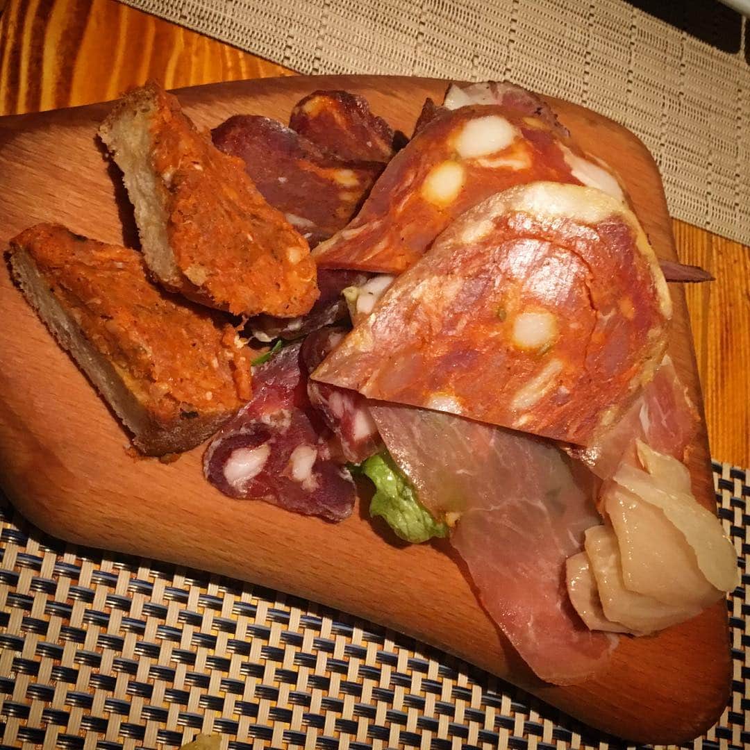田中香子さんのインスタグラム写真 - (田中香子Instagram)「昨夜は 年に一度のお食事会。 猪ラグーのパスタ、 ホタテにチーズパイ、 豚肉と鹿肉の自家製サラミ、 自家製サルシッチャ。 最高のお肉三昧で デザートに辿り着かず。  #ごちそうばんざい #もう食べられないよぅ」4月5日 15時20分 - soo.yt