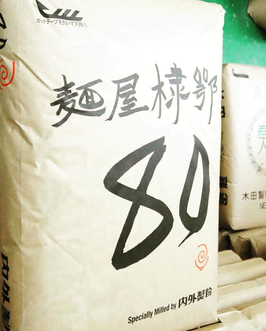 宮田麺児のインスタグラム：「こちらの 小麦粉袋も 書かせてもらいました。  麺屋ていがく ハチマル。」