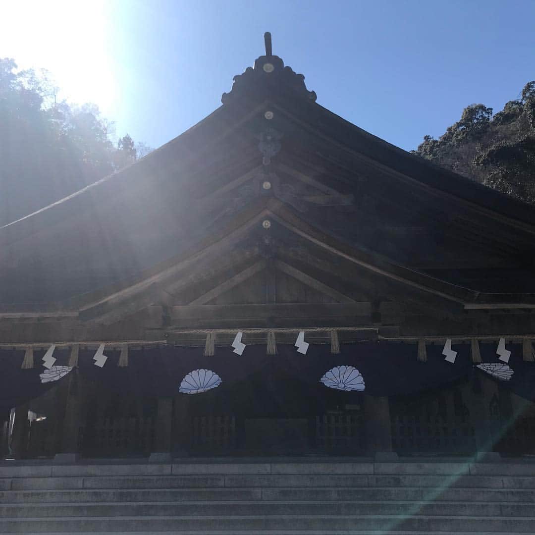 榊ゆりこさんのインスタグラム写真 - (榊ゆりこInstagram)「島根県美保神社⛩ 恵比寿神社の総本宮です。 海沿いにあり風通しよく、とてもいい気が流れてます。 拝殿は四方壁がなく全開しているので中がよく見えます。きれいな神殿です。 注連縄は出雲大社よりは小さいですが立派なものがあります。 子供達はもしかしたら届くかもとジャンプをし始めました😅  #美保神社#島根県#恵比寿神社総本宮」4月5日 15時34分 - yuricosakaki