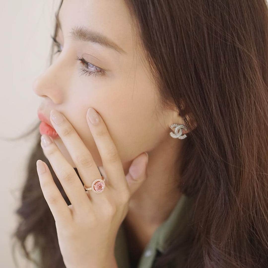 ウィウ＝ワンナロット・ソンティチャイさんのインスタグラム写真 - (ウィウ＝ワンナロット・ソンティチャイInstagram)「แหวนสวยมากกกกกกกก @keira.unique.brand แหวนร้านวิวเองนะคะ อุดหนุนหน่อยยยยยย😊😊」4月5日 15時52分 - villwannarot