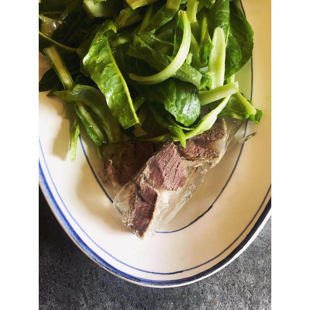 冷水 希三子さんのインスタグラム写真 - (冷水 希三子Instagram)「牛スネをじっくり蒸したスープと一緒に煮こごり寄せ。  と、プンタレッラのサラダ。」4月5日 15時45分 - kincocyan