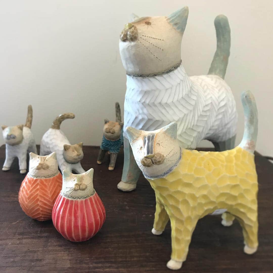 手紙社さんのインスタグラム写真 - (手紙社Instagram)「【柴田菜月個展『今日もいっしょ』開催中 at 手紙舎鎌倉店】 現在鎌倉店では、やきもの作家・柴田菜月さんの展示を開催しております。「小さい頃から動物が好きだった」という柴田さんならではの、愛嬌たっぷりのポーズに、キュートな表情。ぐっと手脚を伸ばしたり、ふっくらコロコロ転がったりと、思わずクスリと微笑んでしまうような仕草の猫たちが勢ぞろいしております。もちろん猫たちだけでなく、鳥やうさぎなど様々な動物たちが店内を彩ってくれています。皆さまもぜひ鎌倉店まで遊びにいらして下さい。 【柴田菜月個展『今日もいっしょ』】 日程：4月4日（木）〜4月22日（月） 会場：手紙舎鎌倉店（神奈川県鎌倉市長谷2-5-41） tel ：0467-38-5035 営業時間：11:00～18:00（火・水曜日定休）  詳しくは▶︎プロフィールページのリンク「手紙社公式webサイト」手紙舎で行う個展 内「柴田菜月個展『今日もいっしょ』at 鎌倉店」へ  #手紙舎 #手紙社 #柴田菜月 #鎌倉店 #陶器 #やきもの #ねこ #ネコ #とり #鳥」4月5日 15時45分 - tegamisha