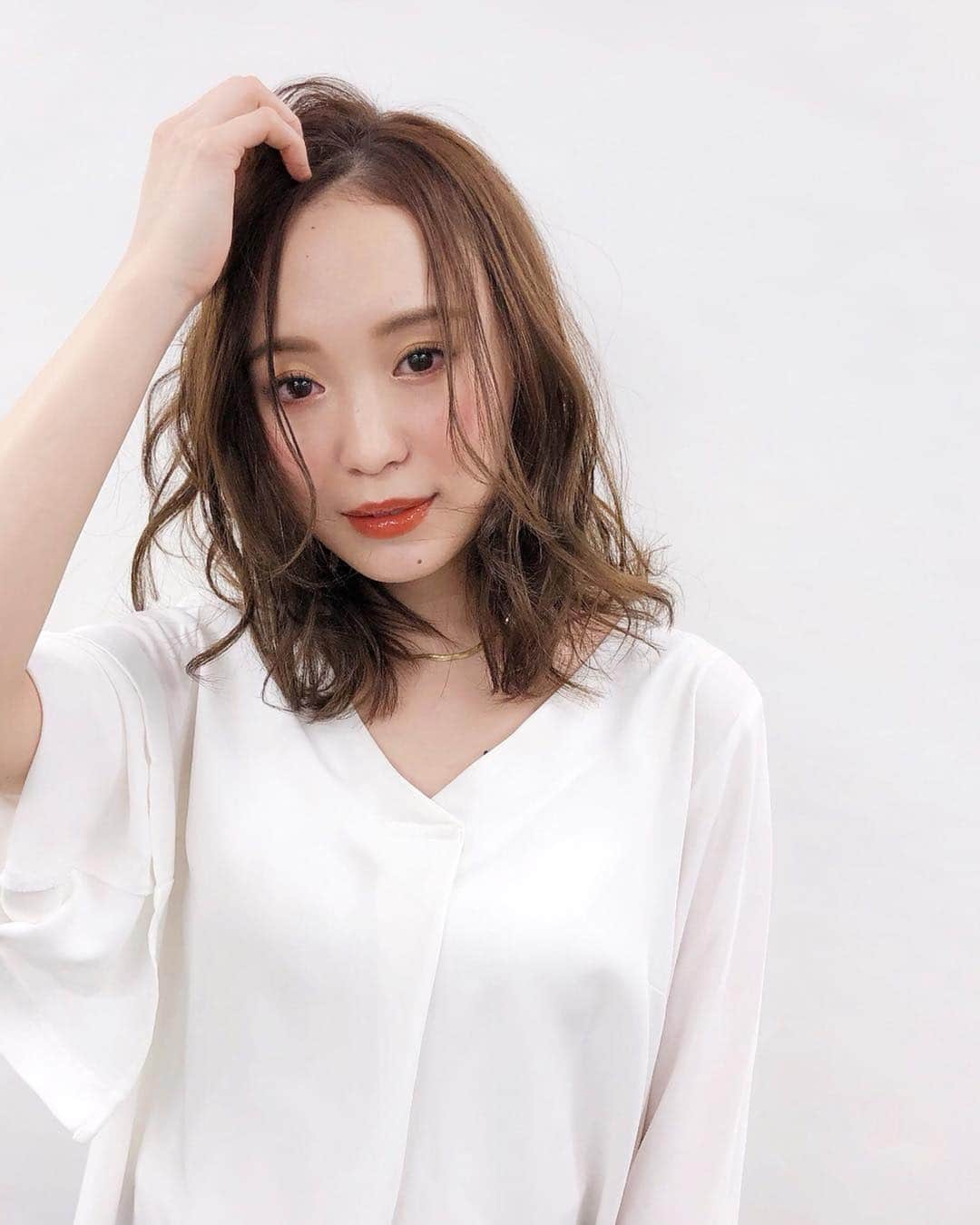 ヘアメイク&ネイル専門店 アトリエはるかさんのインスタグラム写真 - (ヘアメイク&ネイル専門店 アトリエはるかInstagram)「. 【アトリエはるかおすすめメイク】 . 流行りのイエローメイク🧡 . まぶたにうすくイエローを💛 きわと下まぶたにはオレンジをいれてます🧡 . リップにもイエローグロスを使って、ジューシーなくちびるに👄💛 . . こちらは、 宮下 亜紗実（@atelierharuka_miyashita）が担当しました！ モデルさんはみっちゃん（@3214michan） . . #アトリエはるか #ヘアアレンジ #ヘアセット  #ヘアスタイル #美容師 #ヘアメイク #結婚式 #ウェディング #ブライダル #ブライダルヘア #プレ花嫁 #花嫁 #ナチュラルヘア  #無造作ヘア  #サロンモデル #イエローリップ  #イエローメイク  #名古屋 #渋谷 #新宿 #池袋 #横浜 #有楽町 #なんば #心斎橋 #天神 #hairarrange  #hair  #hairstyle #bridal」4月5日 16時05分 - atelierharuka_official