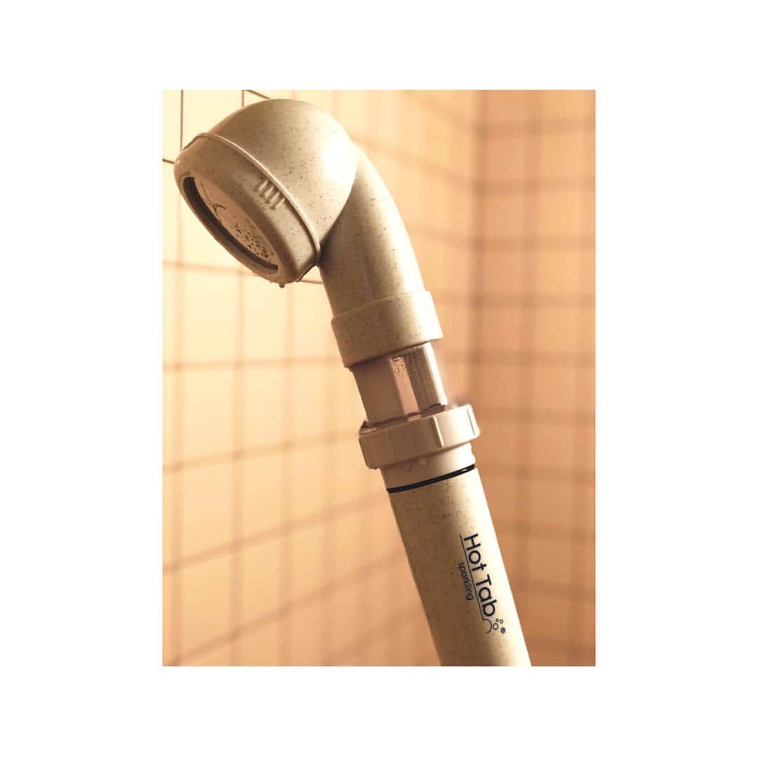 幸太さんのインスタグラム写真 - (幸太Instagram)「Weekend beauty  普段から使ってる入浴剤の一つ @hottab_official からシャワー用が出たので発表会へ💨  俺は末端冷え性だし半身浴や湯船に浸かるのが好きだけど  シャワー派の人やコレからの季節は、お風呂出て汗かいてしまうのもねー… そんなら方にはこのシャワーキットは朗報‼️ あの有名人のFさんやTさんも、石鹸やシャンプーをあまり使わないみたいだし、 このホットタブは身体の汚れや臭いが ベタつきを根本から… というから気になる気になる👀  天然炭酸泉の温泉、大分の長湯温泉♨️というのも気になるし  重炭酸水も発売して、コレで呑むハイボールが格別らしいので（笑） 楽しみ過ぎますねー  日本のお水事情含め、勉強になりました🙏  #ホットタブ #重炭酸泉 #重曹 #炭酸 #健康美容 #浴びる化粧水 #夏冷え対策 #健康対策 #クアパーク長湯 #モデル #美容家  #海上がりにも良いかも #シャワーで健康 #0.5度がポイント #病気になりづらい身体作り」4月5日 16時05分 - kotawave