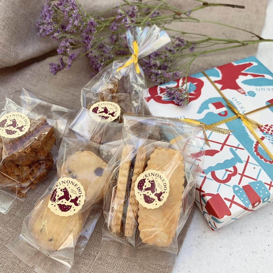 FOOD&COMPANYさんのインスタグラム写真 - (FOOD&COMPANYInstagram)「【きのね堂入荷してます！@NEWoMan新宿店】  可愛らしい見た目と、素朴でどこか懐かしい味が人気のきのね堂から、春らしいいちごとラズベリーのジャムを使ったジャムサンドを入荷しております。 おもたせにぴったりなサブレアソートや、ほろほろ食感のココアボールなど、まだまだたくさんご用意がございます。 本日は21時半までの営業です。皆さまのご来店お待ちしております。  @kinonedo  #foodandcompany #フードアンドカンパニー #きのね堂 #焼き菓子 #クッキー #NEWoMan」4月5日 16時08分 - foodandcompany_grocery