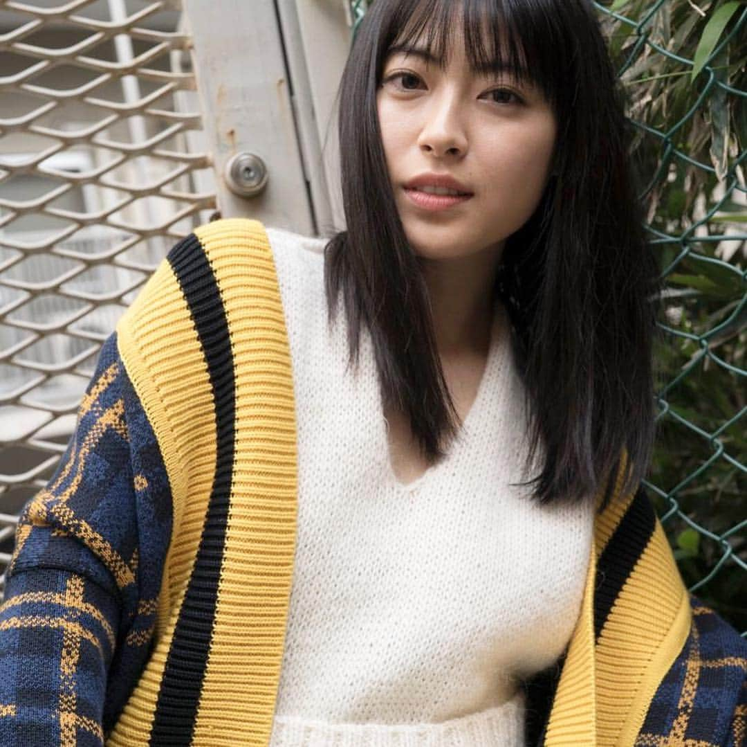 藤代冥砂さんのインスタグラム写真 - (藤代冥砂Instagram)「27　瀧本美織さん  女優になるしかない方がいる一方で、どの世界でも大切にされただろうという方もいる。折り目正しく、親しみやすく、容姿にも恵まれ、おそらく運もいい美織さんは、後者な気がする。こういう方を見つけると、悪い男に騙されなきゃいいな、と余計なことを考えてしまう。すくすくと成長してほしい。多くを恵まれいるのに、それでもどこか不安を抱えていそるような美織さんの横顔が好きです。  ファッション誌OCEANSでの女優連載も３０回で終了。しばしこの場をお借りして掲載カットと共に掲載順に振り返っています。  #瀧本美織 #女優 #人物写真 #藤代冥砂 #meisafujishiro #oceans #firstordertokyo」4月5日 16時13分 - meisafujishiro