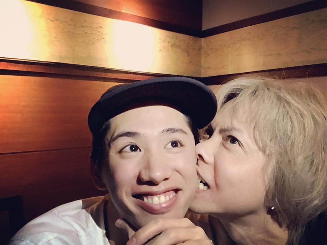 Taka さんのインスタグラム写真 - (Taka Instagram)「偶然にも台湾でかじられました。笑 @hydeofficial」4月5日 16時21分 - 10969taka