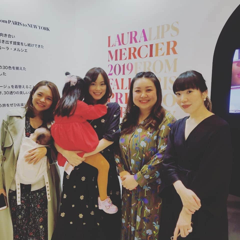 蛯原英里さんのインスタグラム写真 - (蛯原英里Instagram)「先日、ヘアメイクでいつもお世話になっている@yukieyasunami さんと育美さんと一緒に2019 LAURA MERCIER の展示会に行かせていただきました✨  30種類のリップが展示されておりどれも魅力的！ タブレットの前に立つと口元が展示してあるリップの色に変わって、あたかも口紅を塗っているようなイメージに！ 口紅を塗らずに自分のお気に入りカラーが選べるというおしゃれな展示会でした！  私はピンクの８番をチョイス！  今年の春夏はこのカラーを着けて楽しみたいと思います💕  #lauramercier #collection #2019 #ローラメルシエ #展示会 #lips #colors #リップ #カラー #30色」4月5日 16時23分 - eriebihara