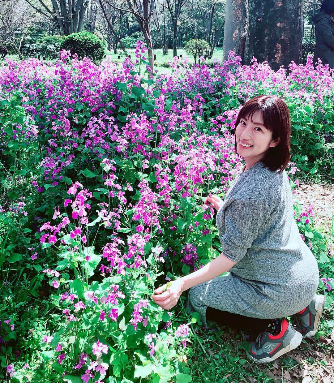 庄司ゆうこさんのインスタグラム写真 - (庄司ゆうこInstagram)「今日はお花見がてら皇居一周ウォーキングしてきたよ🤗 そしたらバッタリお友達のなっちゃんに会ってびっくり‼️去年一緒にお花見した以来で約一年ぶりの再会✨✨ 可愛い娘さんと息子さんにも癒されました^ ^ それにしても皇居周りは気の流れが最高にいいですね🤗 ポカポカ天気で気持ちよかったぁー(^^) たくさん歩いたのでパレスホテルのテラスでランチ❣️オイルベースのパスタが美味しかったぁー🤗✨ #皇居#ウォーキング#1周5km#1万歩達成#毎日お花見#桜#春#spring#今年は長い#ポカポカ日和#妊娠39週#臨月#まだまだ#産まれる気配なし#のんびり屋さん#マイペース赤ちゃん#アクティブ妊婦#マタニティライフ満喫中#マタニティコーデ#スウィートマミー#平成最後のお花見」4月5日 16時25分 - yuko.shoji