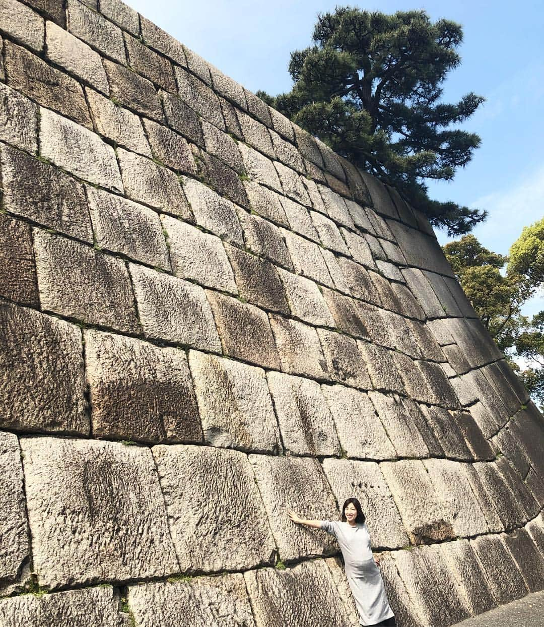 庄司ゆうこさんのインスタグラム写真 - (庄司ゆうこInstagram)「今日はお花見がてら皇居一周ウォーキングしてきたよ🤗 そしたらバッタリお友達のなっちゃんに会ってびっくり‼️去年一緒にお花見した以来で約一年ぶりの再会✨✨ 可愛い娘さんと息子さんにも癒されました^ ^ それにしても皇居周りは気の流れが最高にいいですね🤗 ポカポカ天気で気持ちよかったぁー(^^) たくさん歩いたのでパレスホテルのテラスでランチ❣️オイルベースのパスタが美味しかったぁー🤗✨ #皇居#ウォーキング#1周5km#1万歩達成#毎日お花見#桜#春#spring#今年は長い#ポカポカ日和#妊娠39週#臨月#まだまだ#産まれる気配なし#のんびり屋さん#マイペース赤ちゃん#アクティブ妊婦#マタニティライフ満喫中#マタニティコーデ#スウィートマミー#平成最後のお花見」4月5日 16時25分 - yuko.shoji