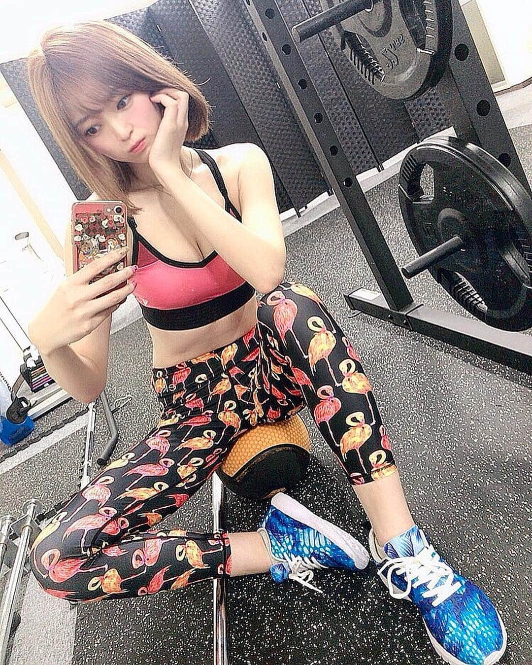 宮越愛恵さんのインスタグラム写真 - (宮越愛恵Instagram)「完全に運動不足＆食べすぎだったので 昨日 @acfit_official に連絡して 急遽トレーニング💪💪‪ 久しぶりすぎてしんどさも倍増🤪✨ . トレーニングするとその日と次の日は食べたい物が変わって、家に食材がない、外食の予定が入ってる理由で良い物(値段ではない)が食べられないと身体がダルくなる💪‬ ‪ダイエットや筋肉の為だけじゃなく、身体の健康の為にトレーニングと食事は並行してやった方が良いと感じるので好き☺️💖💖‬ . 2枚目はマイアミのジムで外人さんが撮ってくれました😳✨ . #IRAL #training #トレーニング #acFit #安いジム #腹筋 #腹筋女子 #美尻 #美脚 #gym #fitness #筋肉 #美人 #痩せ #筋肉女子 #体幹 #fitnessgirl #ヒップアップ #引き締め #workout #モデル」4月5日 16時35分 - mana.chun