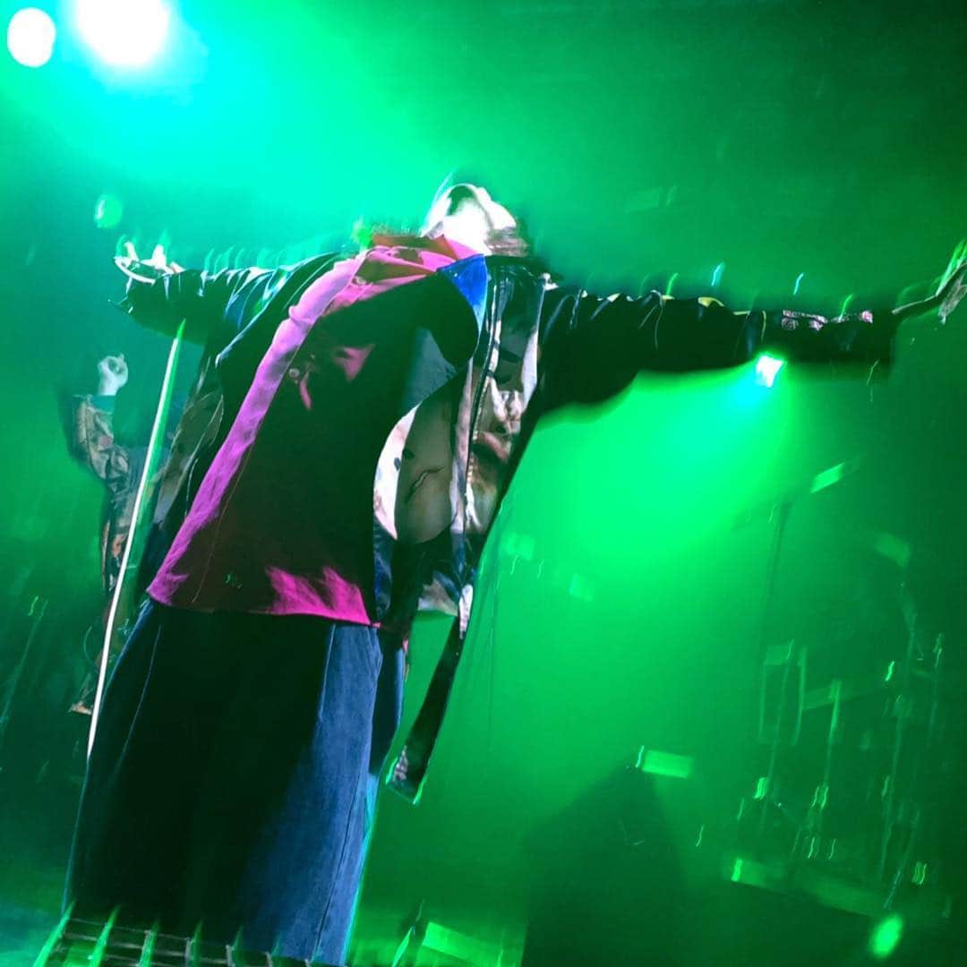 のインスタグラム：「新宿BLAZE﻿ 狼煙ツアーファイナル！﻿ ﻿ みなさんありがとうございました！！！ ﻿ ﻿ ﻿ 本当に楽しいツアーだったしA9とどんどん仲良くなれたのが嬉しかった。﻿ A9の皆さん、ありがとうございました！﻿ ﻿ 対バンライブ、ツーマンライブと言えど音楽に争いは無いもんね。﻿ どんな時だって争う相手は自分。﻿ 自分と闘って今の自分を越えるのが一番大事だと思って今日も歌ったよ。﻿ ﻿ 言葉を越えて想いが届きますように﻿ 広がる空越えて﻿ ﻿ 君の心が僕の居場所なんだ﻿ 不器用なりの答で﻿ 僕の想いが君の夢も背負って﻿ 鼓動のリズムを盾に守るから﻿ ﻿ LOST CHILD﻿ ﻿ #shinjuku#BLAZE﻿ #buglug#A9#狼煙#band#music#live#photooftheday#life」