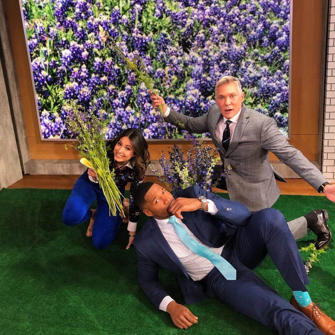 Good Morning Americaさんのインスタグラム写真 - (Good Morning AmericaInstagram)「@ceciliavegaabc, @michaelstrahan and @samchampion getting in on the #backthebluebonnet challenge to support our men and women in blue 📸: @gstephanopoulos」4月5日 22時08分 - goodmorningamerica