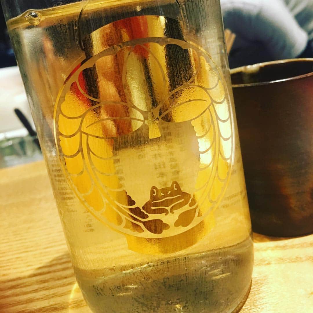 宮田麺児のインスタグラム：「仁井田本家  直接 福島にある蔵に行った方だけかえる 特別なやつやねん。  なんやこれ さくらんぼか！？ めっちゃ美味い。綺麗な味。 横に 杜氏さんいてる（笑） #仁井田本家#福島#郡山市#日本酒#日本酒弘大#弘大」