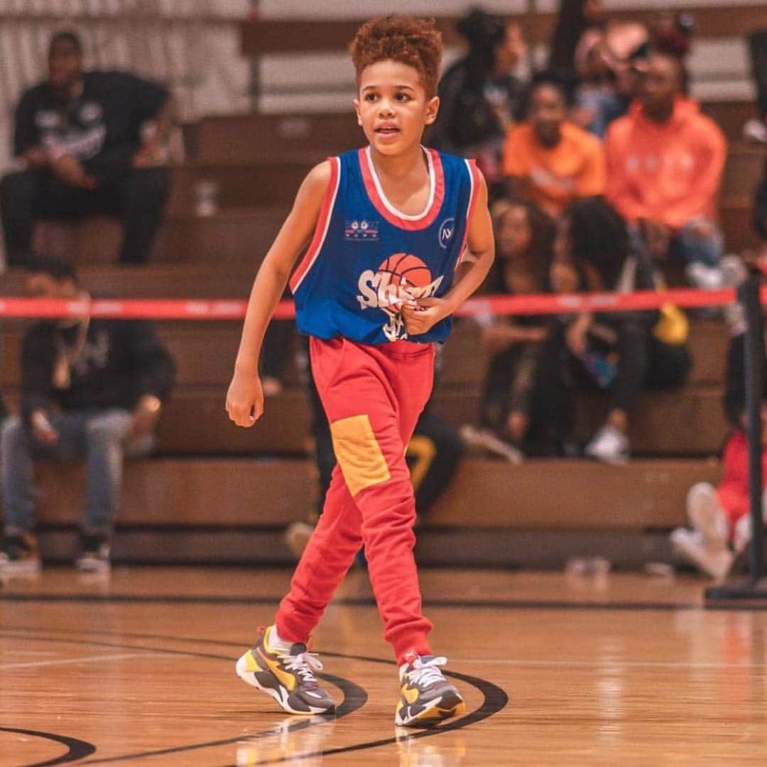 ファボラスのインスタグラム：「My boy went from the bleachers to the court!! Came to the @theshiggyshow Celeb game wit @latainax3 to watch but ended up jumping in the game! Keep making the most of your opportunities & shooting your shot son!! @iamprincejoso  #ShiggySlamCelebCharityGame #NYC」