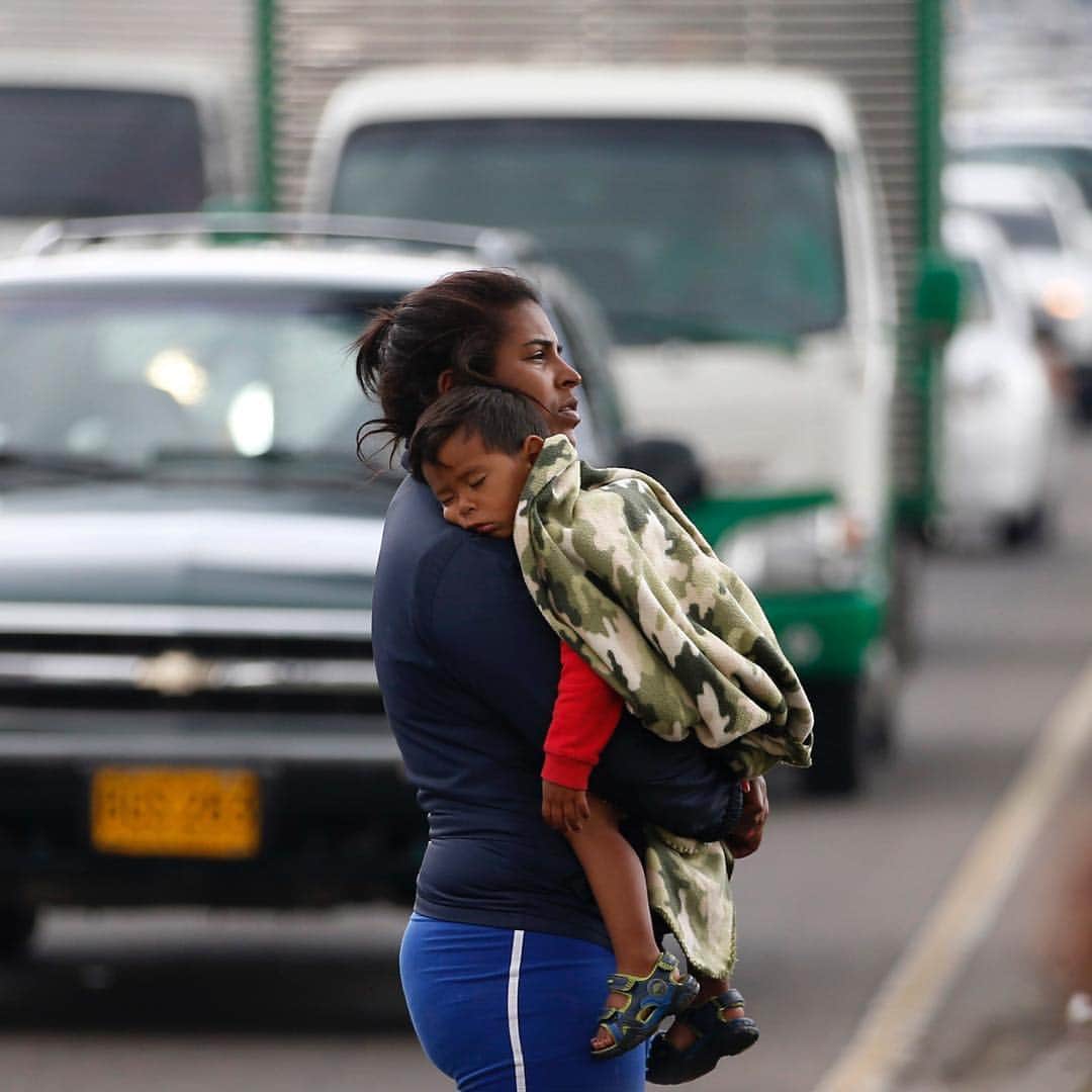 NBC Newsさんのインスタグラム写真 - (NBC NewsInstagram)「A #Venezuelan #migrant waits for traffic to come to a stop so that she can ask drivers for spare change in #Bogota, #Colombia. . 📷 Fernando Vergara / @apnews」4月5日 22時06分 - nbcnews