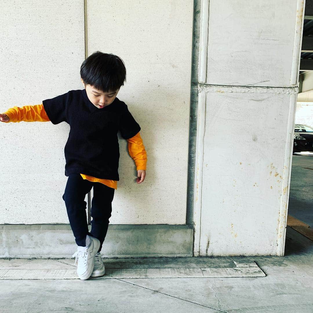 藤倉幸子さんのインスタグラム写真 - (藤倉幸子Instagram)「今日は暖かくて気持ちいいね🌸 オレンジのロンTをINしてちょっと春意識。 GUのワッフルTにレギンスがいい感じ👌🏻 安くて可愛いものは子供だけじゃなく大人にも嬉しいよね♥︎ 特に子供が小さいと余計。 サングラス🕶とNIKEのAIR FORTHのWHITEで抜け感もだしてみたよ！  #gukidsモデルコンテスト  #gukids  @gu_for_all_」4月5日 16時38分 - sachikofujikura